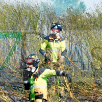Un incendio en Gévora arrasa un descampado junto al IESO Los Colonos