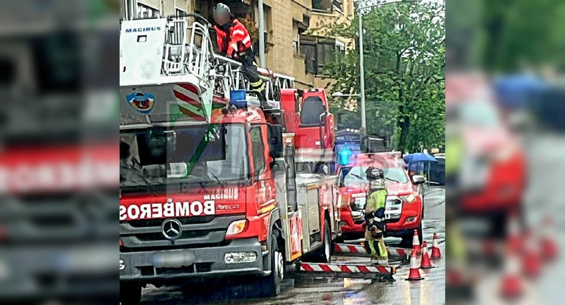Bomberos trabajan en un desprendimiento en altura en Badajoz