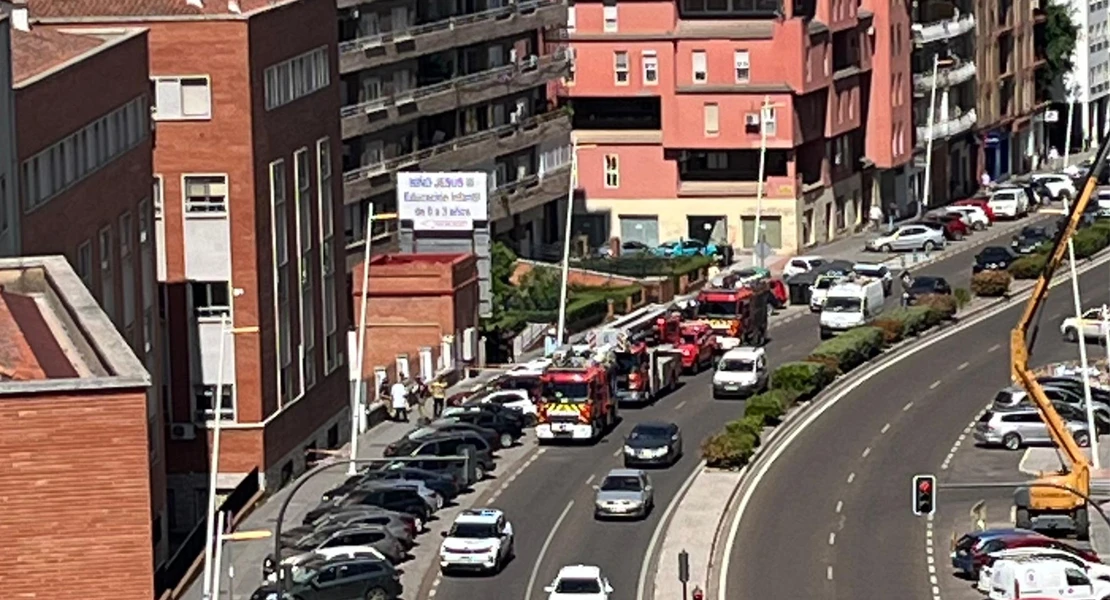 Los bomberos desalojan el colegio Maristas de Badajoz