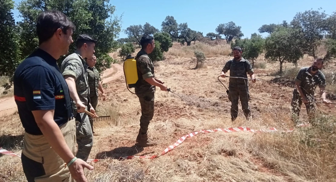 Los bomberos del CPEI instruyen a guardias civiles y militares para posibles incendios