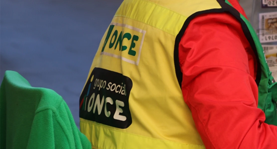 Un joven empuja por unas escaleras a un vendedor de cupones en Plasencia