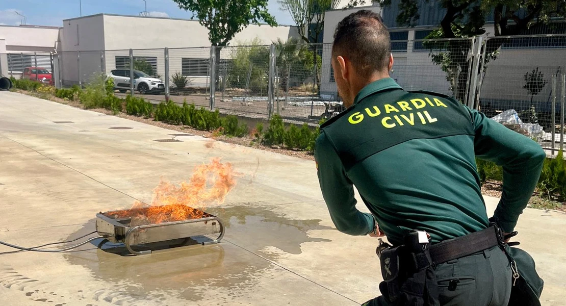 Los bomberos del CPEI instruyen a guardias civiles y militares para posibles incendios