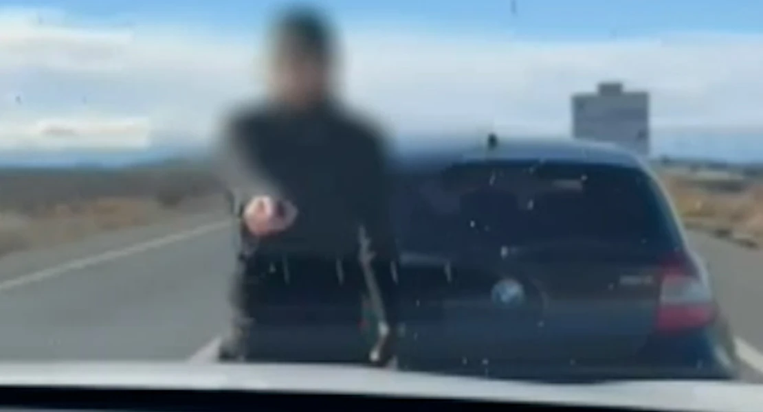 Detiene el vehículo en plena vía para bajarse y amenazar a otros conductores