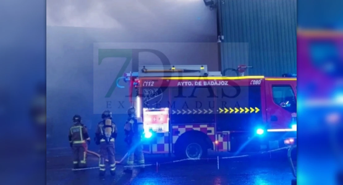 Un gran dispositivo de bomberos trabaja en un incendio en el EcoParque de Badajoz