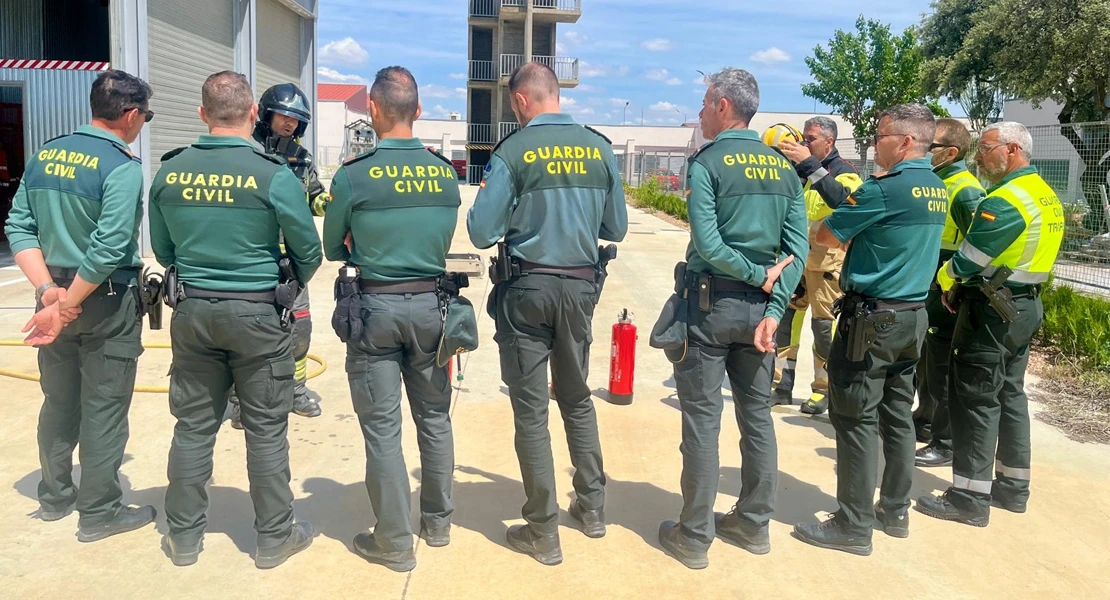 Los bomberos del CPEI instruyen a guardias civiles y militares para posibles incendios