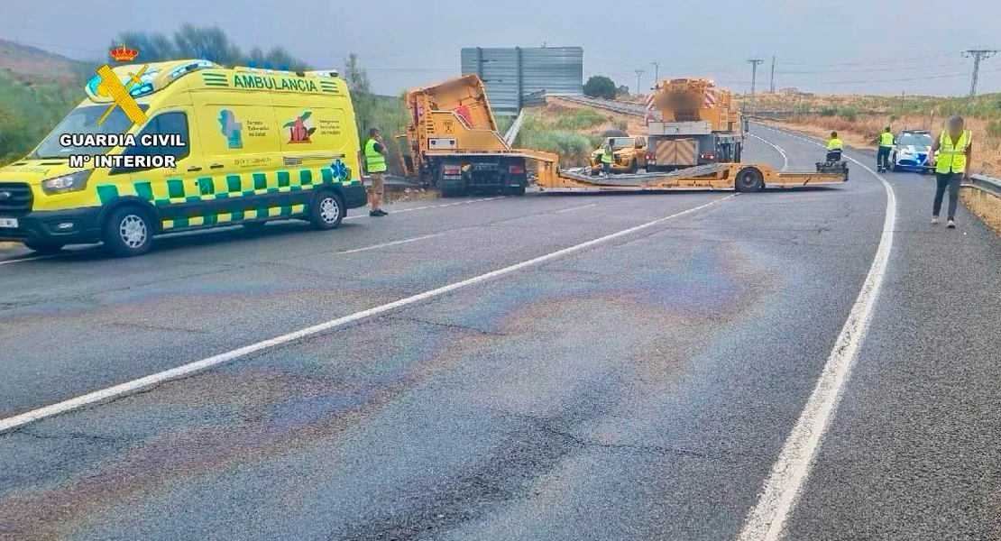 Un camión queda atravesado en la N-630 tras un accidente
