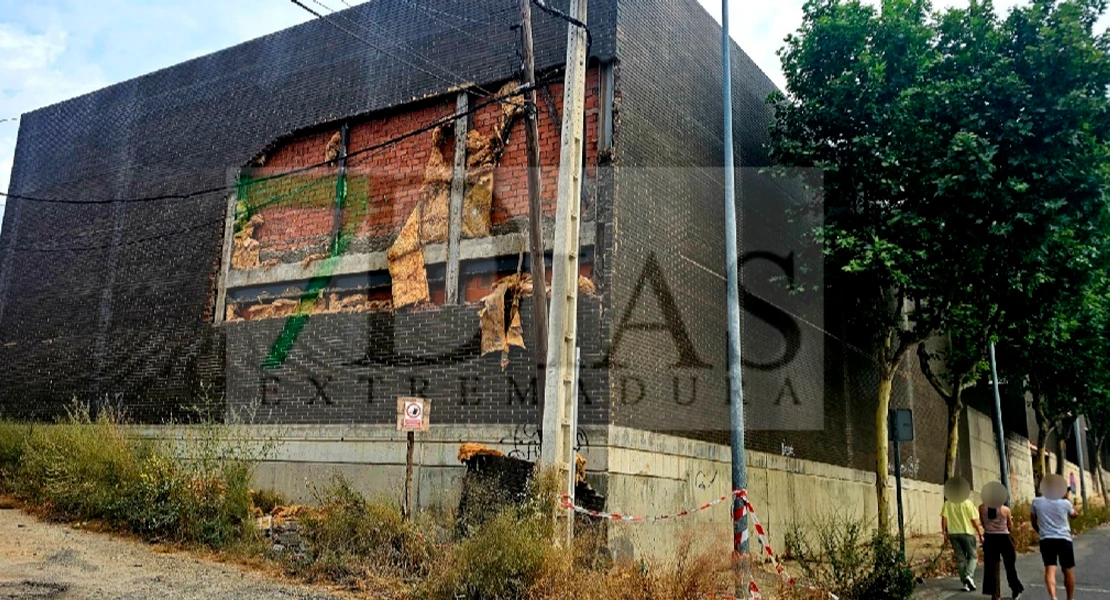 Se desploma la fachada de un instituto en Plasencia