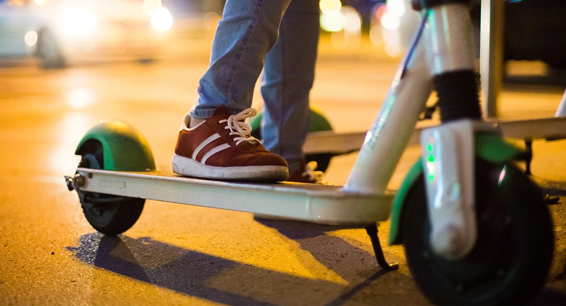 Acaba en el hospital tras un accidente con un patinete en Mérida esta madrugada