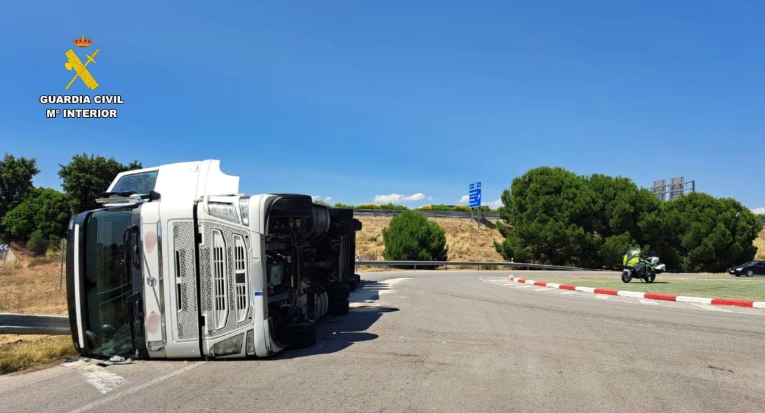 El vuelco de un camión provoca un derrame de combustible en la N-5