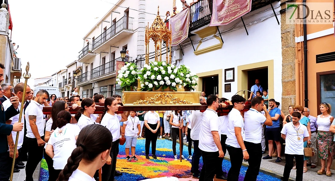 Arte efímero en San Vicente de Alcántara: el Corpus Christi llena las calles de color