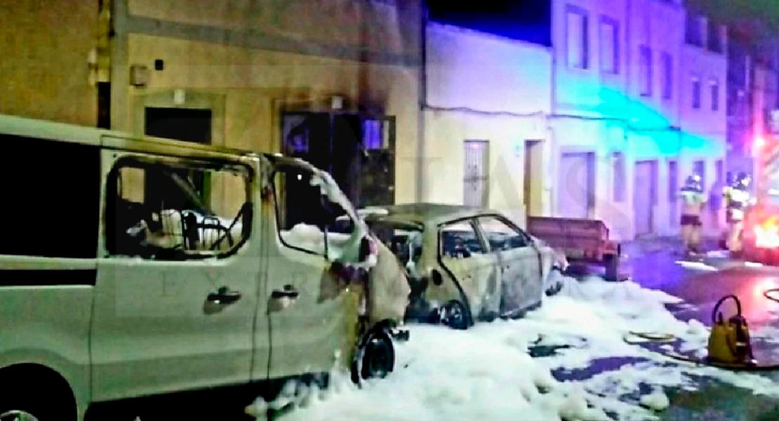 Un incendio en Badajoz destruye dos vehículos y daña varias fachadas esta madrugada