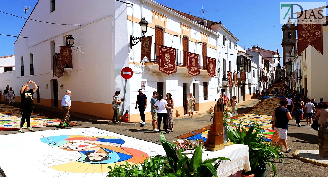Arte efímero en San Vicente de Alcántara: el Corpus Christi llena las calles de color