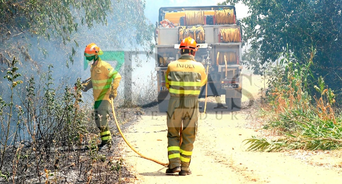 Impresionante columna de humo en Badajoz por un incendio en la ribera de Balboa
