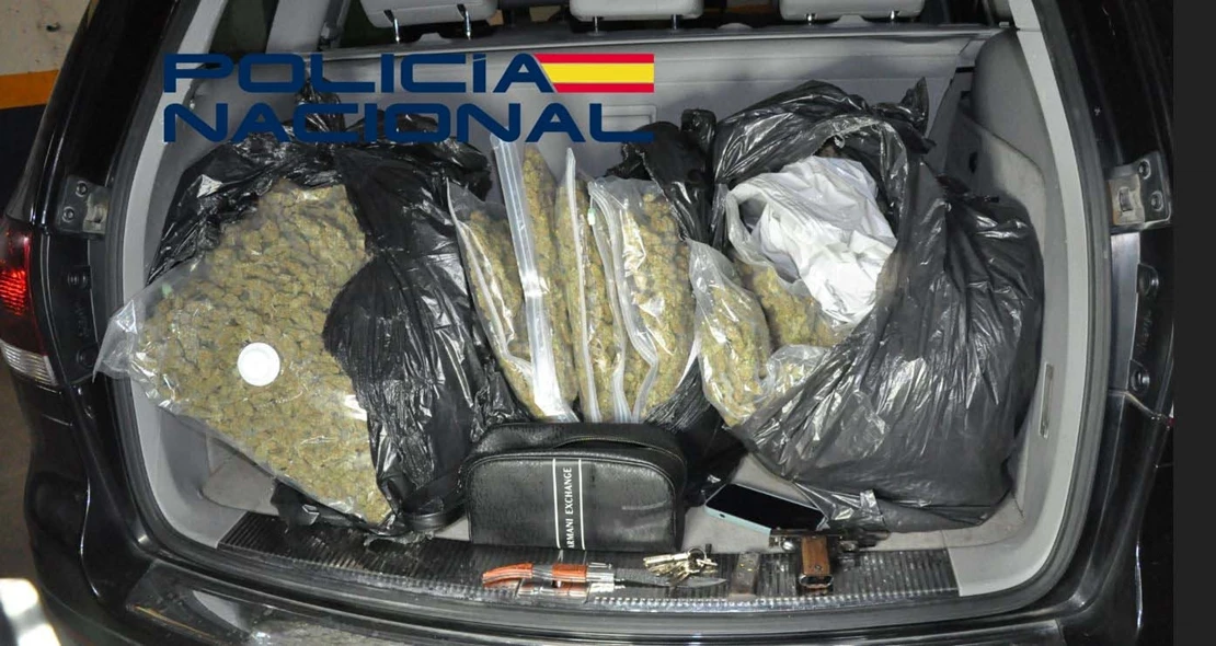 Colisiona contra la Policía en Mérida: portaba más de 16 kilos de marihuana y un arma de fuego