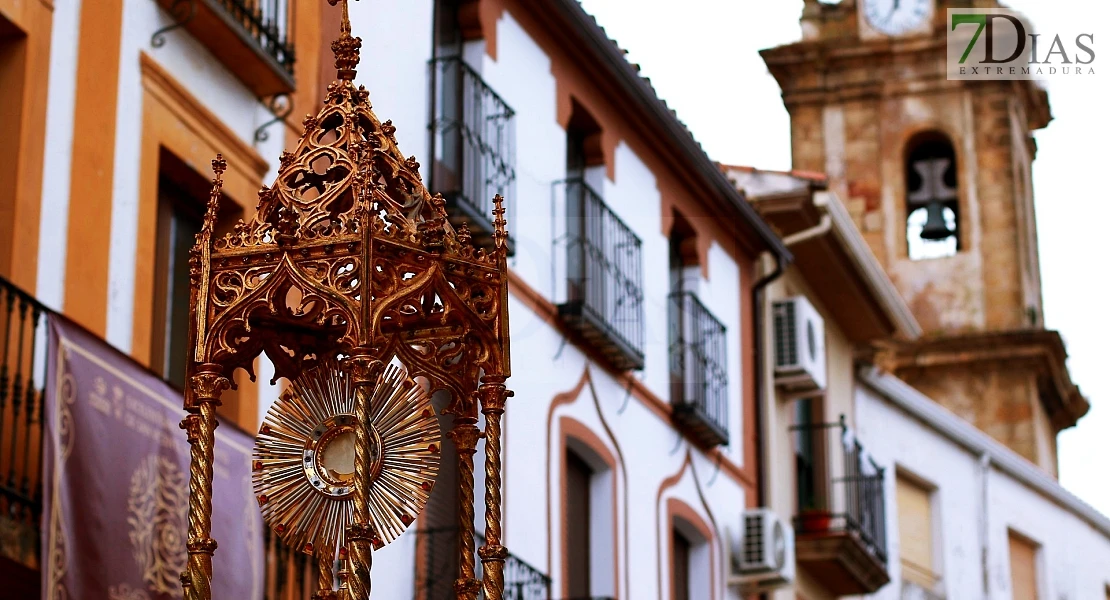 Arte efímero en San Vicente de Alcántara: el Corpus Christi llena las calles de color