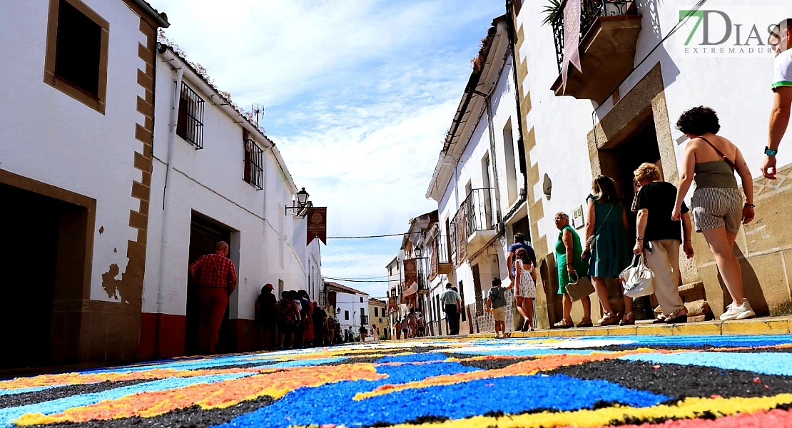 Arte efímero en San Vicente de Alcántara: el Corpus Christi llena las calles de color