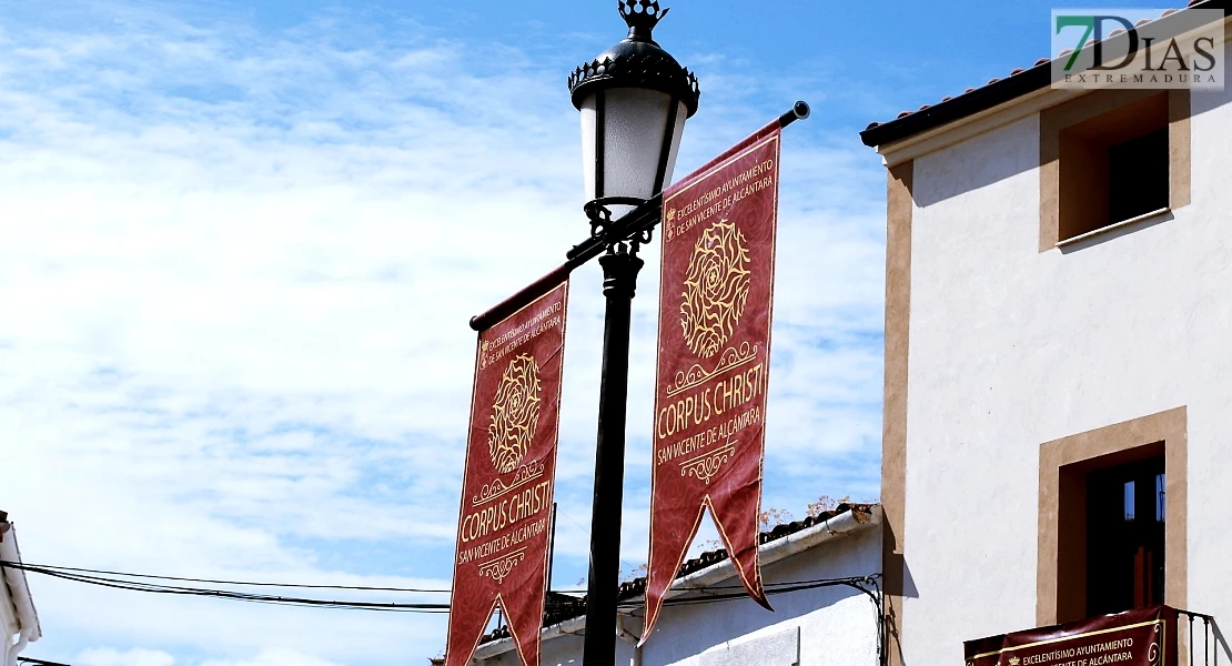 Arte efímero en San Vicente de Alcántara: el Corpus Christi llena las calles de color