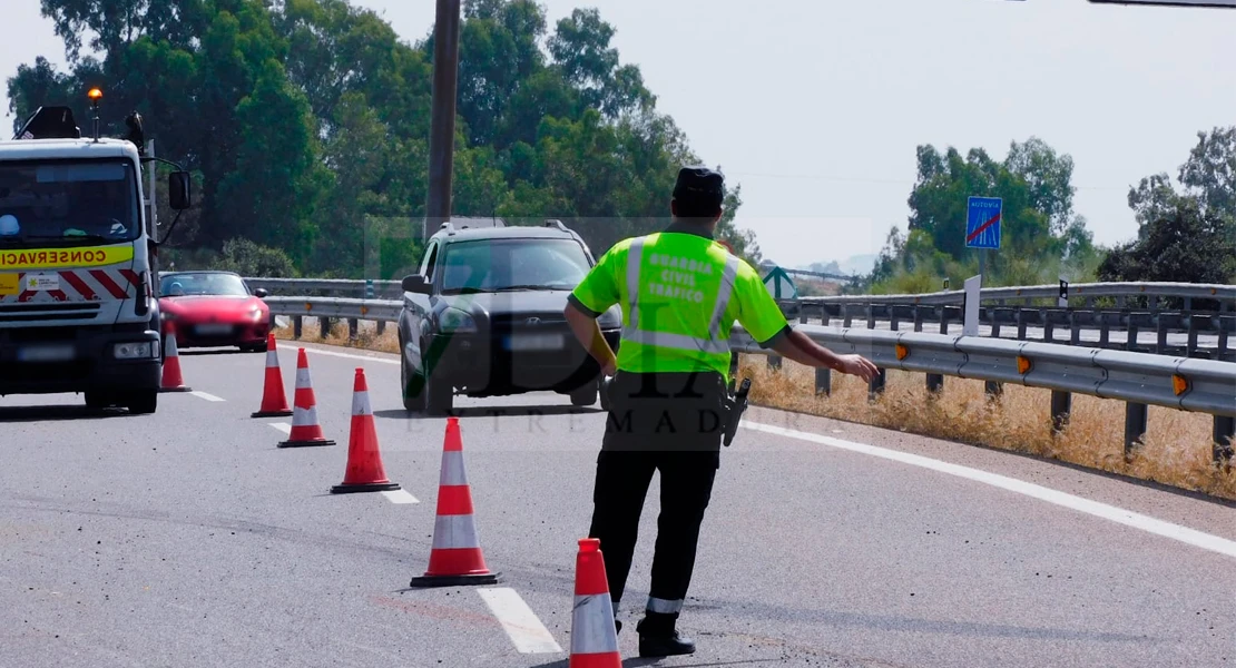 Queda atrapado tras volcar un tráiler en la A-5