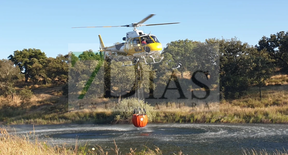 Un amplio dispositivo trabaja en un incendio forestal de grandes dimensiones en Badajoz