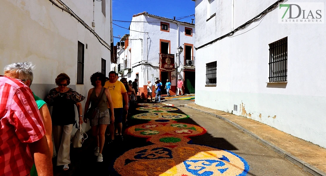 Arte efímero en San Vicente de Alcántara: el Corpus Christi llena las calles de color