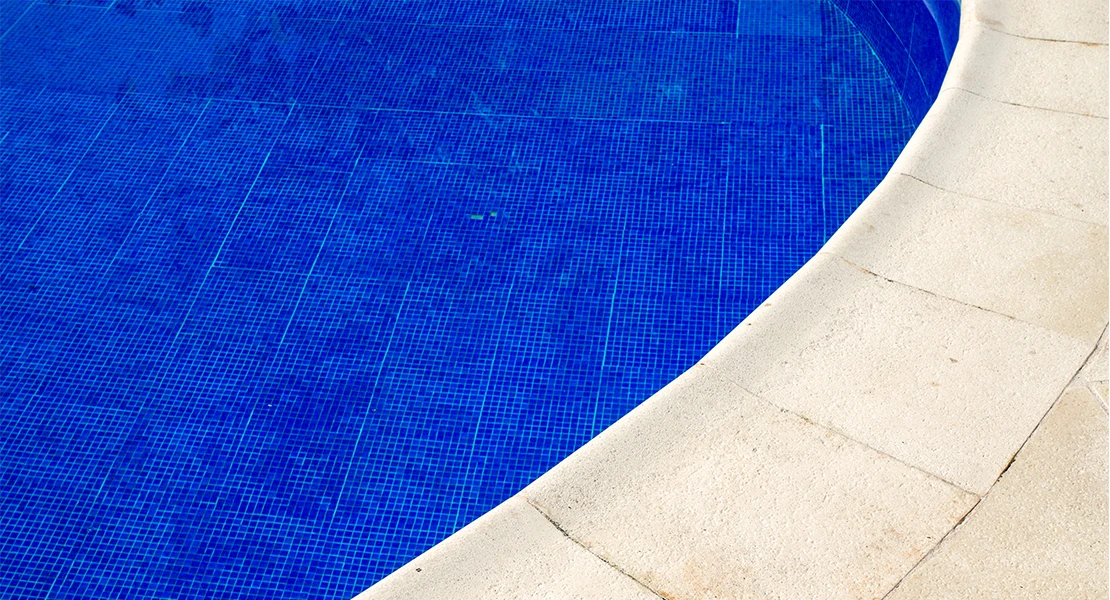 Muere un niño de 12 años ahogado en una piscina