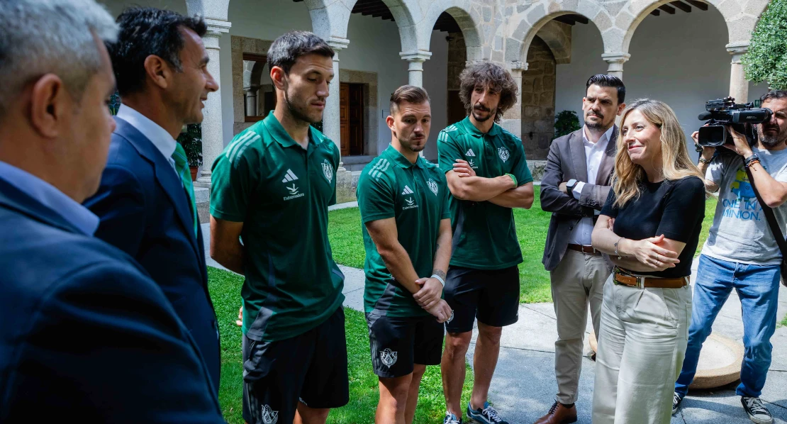 María Guardiola recibe al CP Cacereño tras su ascenso a Primera Federación