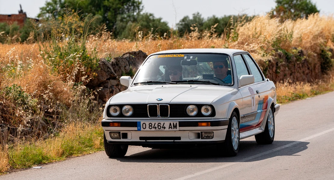 Los abuelos de 4 ruedas hacen historia en el I Rallye de Históricos de Fuente de Cantos