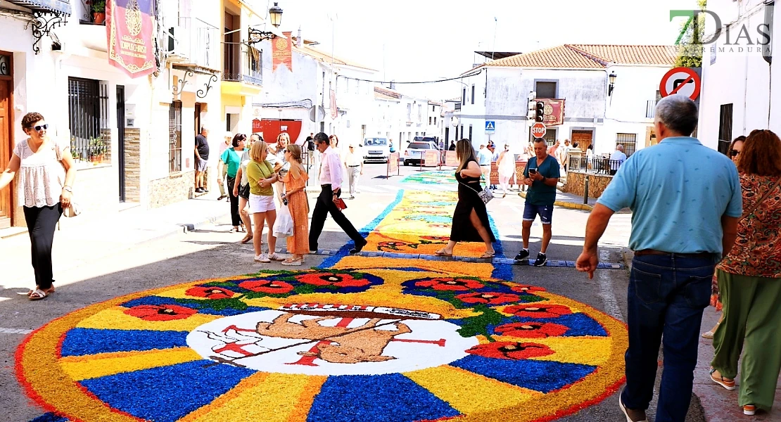 Arte efímero en San Vicente de Alcántara: el Corpus Christi llena las calles de color
