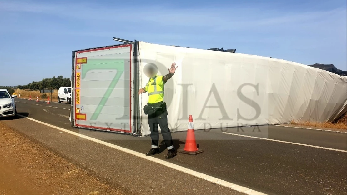 Grave accidente de tráfico en la N-523: vuelca un tráiler de alto tonelaje