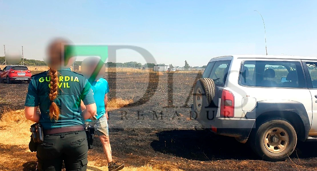 Bomberos y vecinos luchan contra un incendio forestal en Badajoz: "Estamos abandonados"