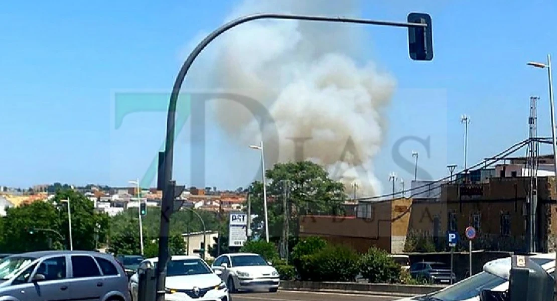 Nuevo incendio urbano en Badajoz: una gran columna de humo alerta a los vecinos