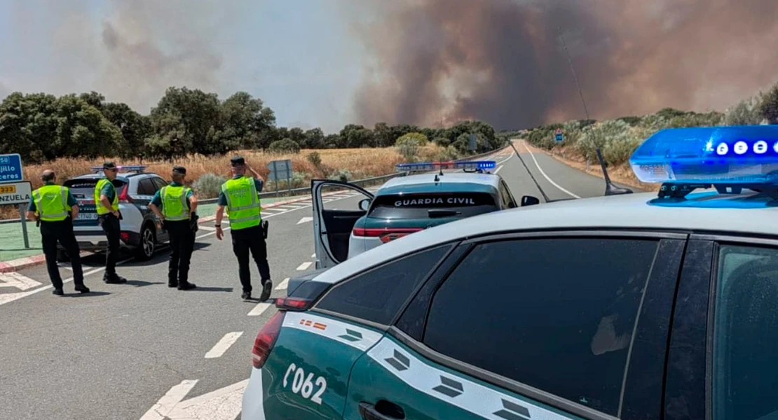 Un gran incendio paraliza la autovía y una carretera nacional en Extremadura