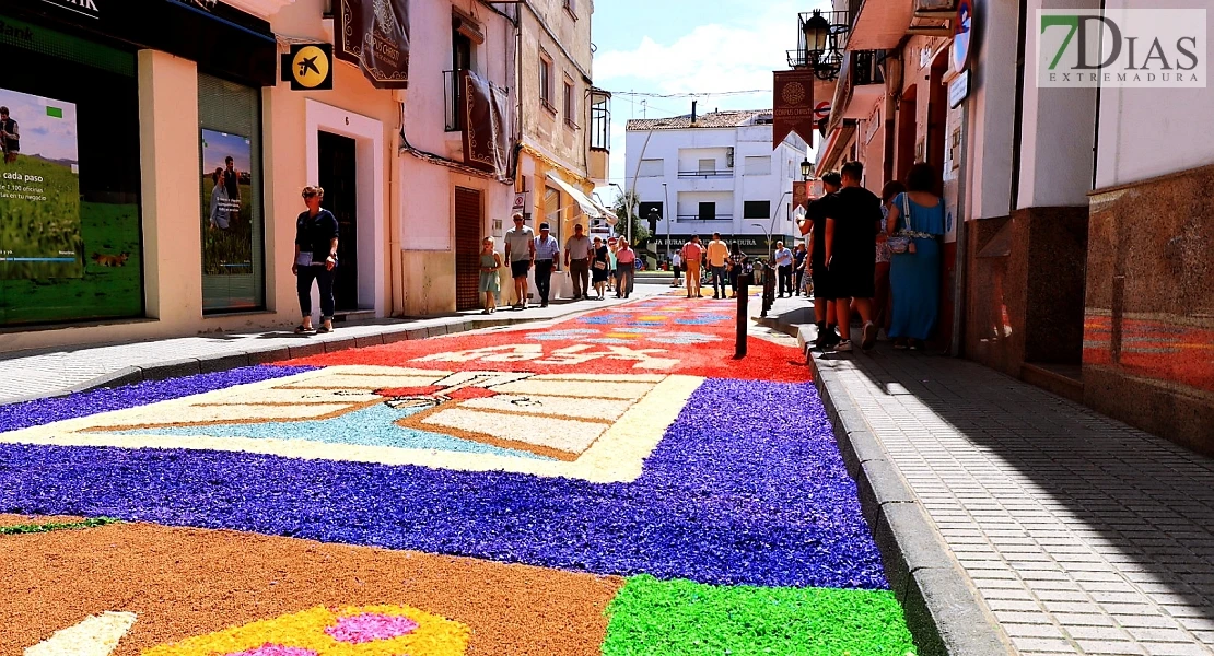 Arte efímero en San Vicente de Alcántara: el Corpus Christi llena las calles de color