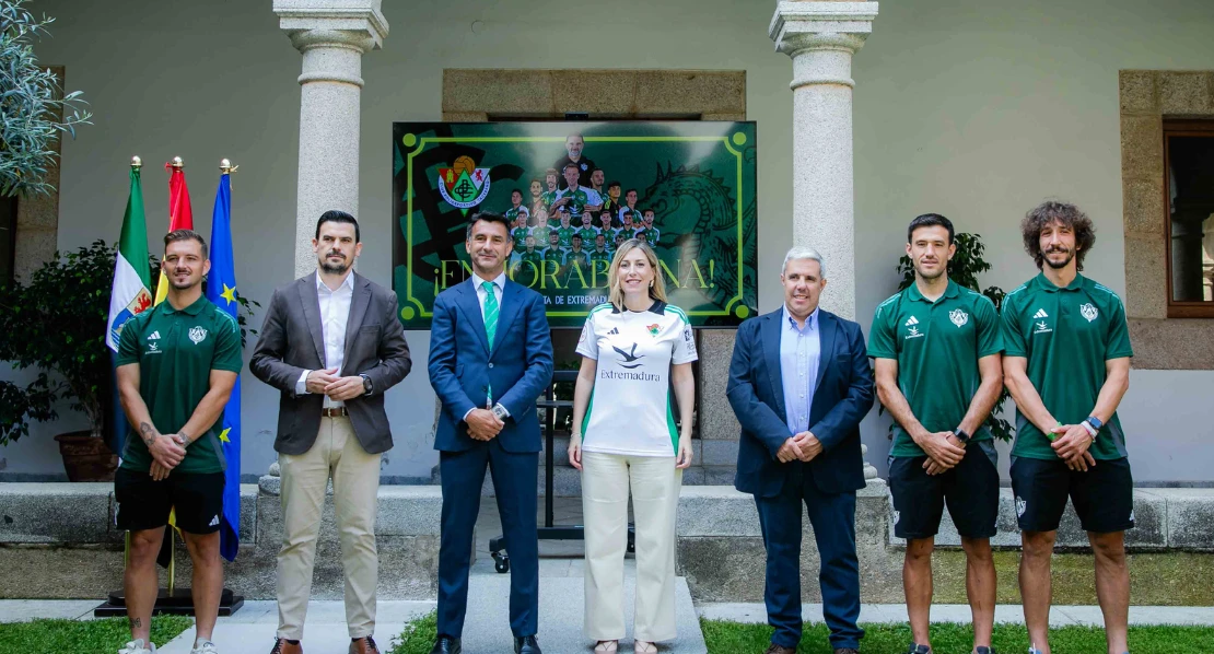 María Guardiola recibe al CP Cacereño tras su ascenso a Primera Federación