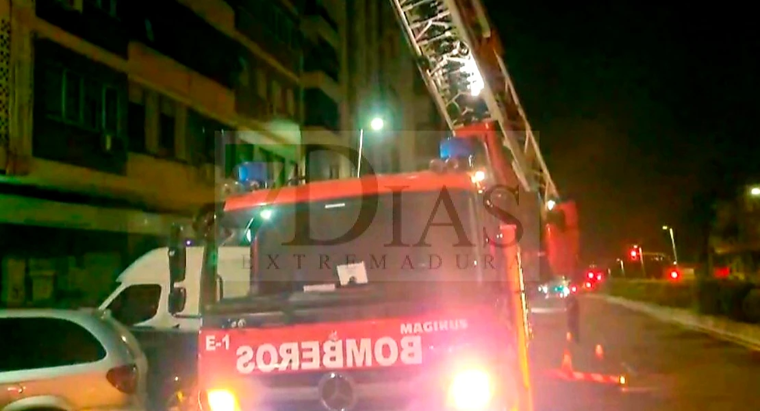 Así fue el rescate de dos personas atrapadas en su domicilio en Badajoz