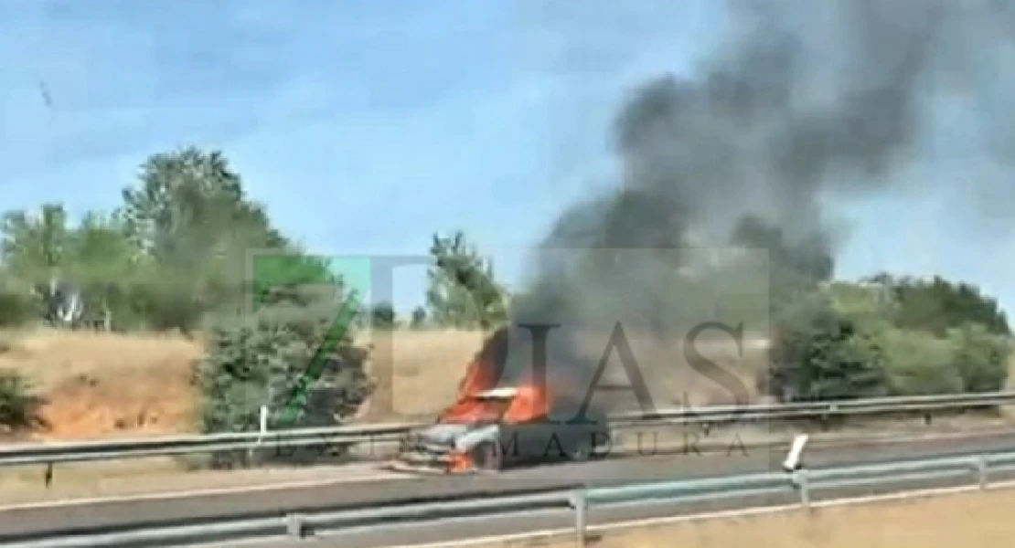 Se incendia un vehículo mientras circulaba por la A-5 cerca de Badajoz