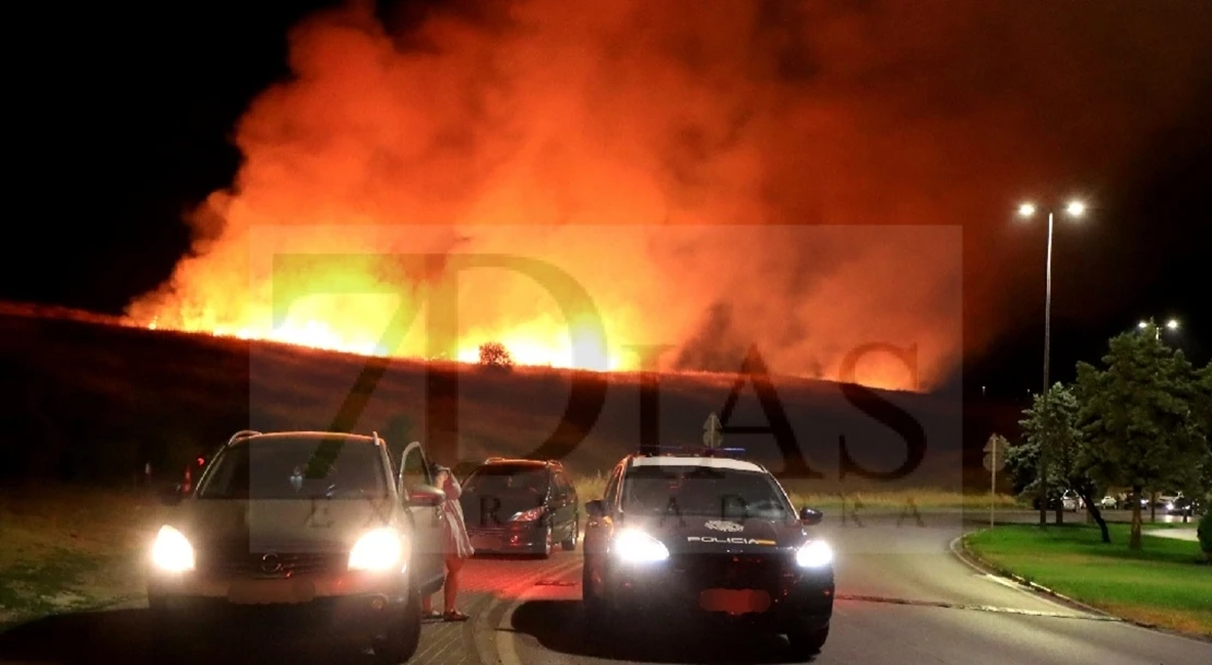 Noche angustiante en una barriada pacense: un incendio casi alcanza sus viviendas