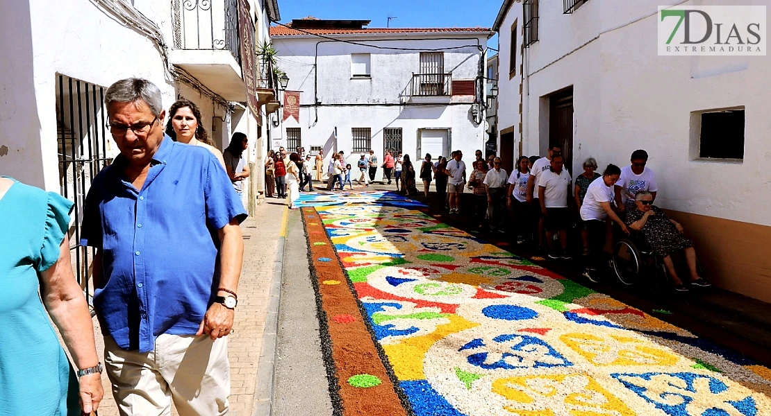 Arte efímero en San Vicente de Alcántara: el Corpus Christi llena las calles de color