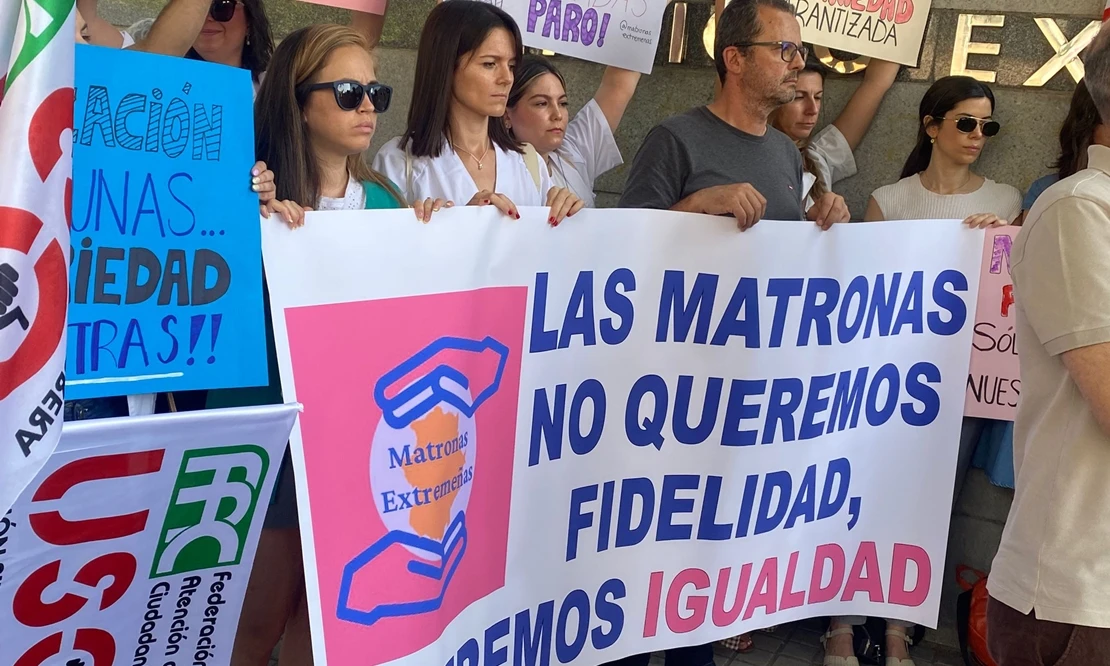 El SES responde al escaso número de matronas en bolsa