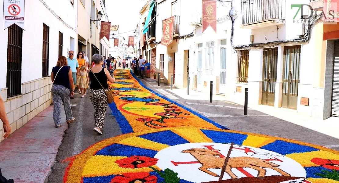 Arte efímero en San Vicente de Alcántara: el Corpus Christi llena las calles de color