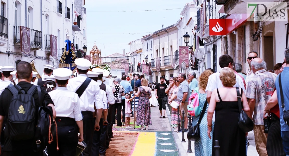 Arte efímero en San Vicente de Alcántara: el Corpus Christi llena las calles de color
