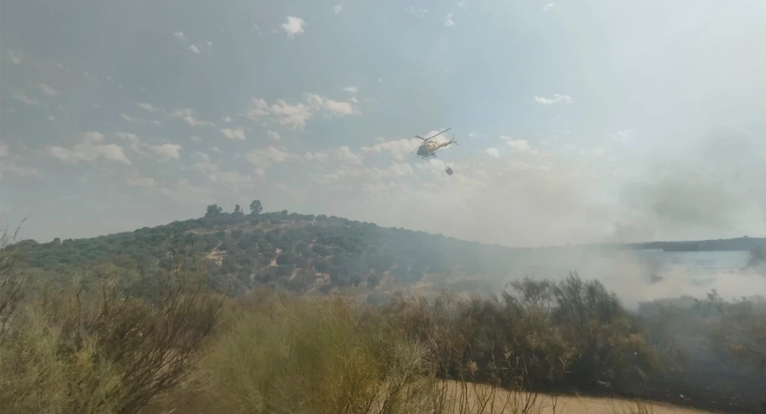 El campo arde de nuevo y el fuego avanza en la provincia de Badajoz