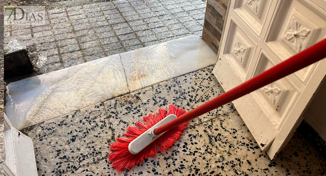 Una nueva rotura de tubería en Antonio Domínguez anega una vivienda