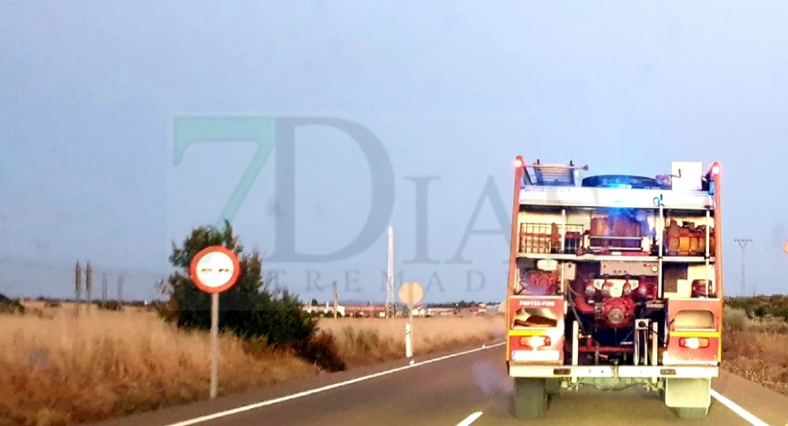 Un incendio forestal cerca de La Albuera (BA) moviliza a los bomberos