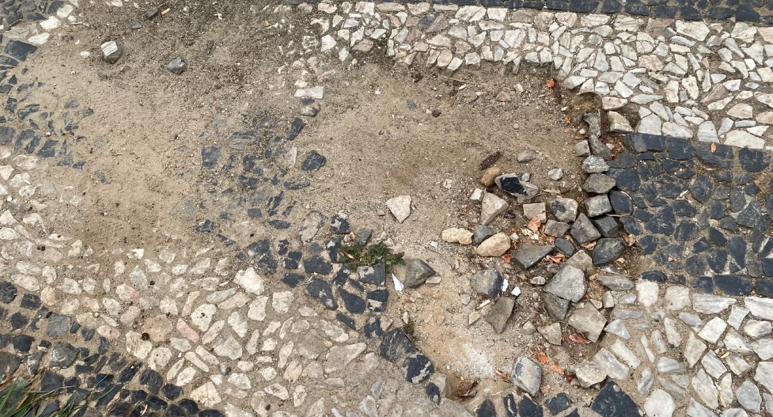 Piden reparar el empedrado de la plaza de San Andrés: "Es BIC, esto no se puede permitir"