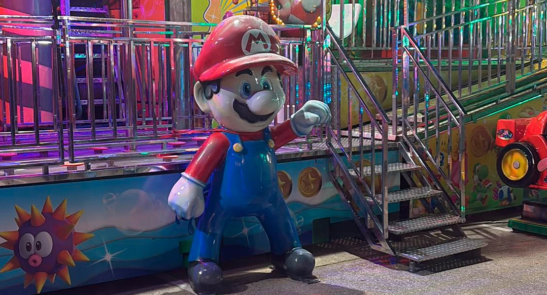 Un feriante busca a Mario Bros: desaparece la figura icónica de su atracción en Badajoz