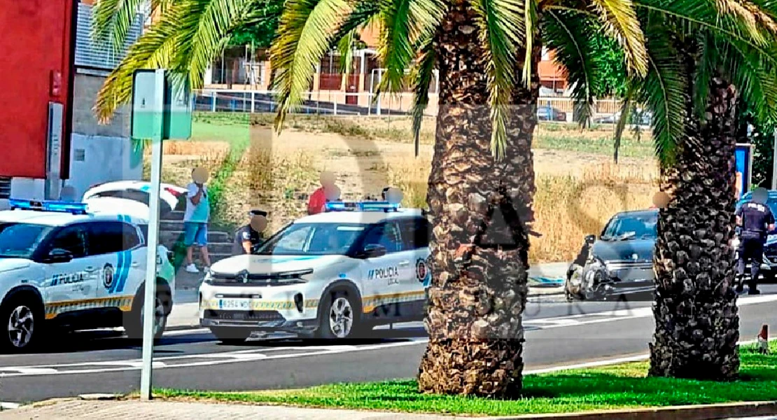 Un coche se estrella contra el mobiliario urbano en Cerro de Reyes (BA)