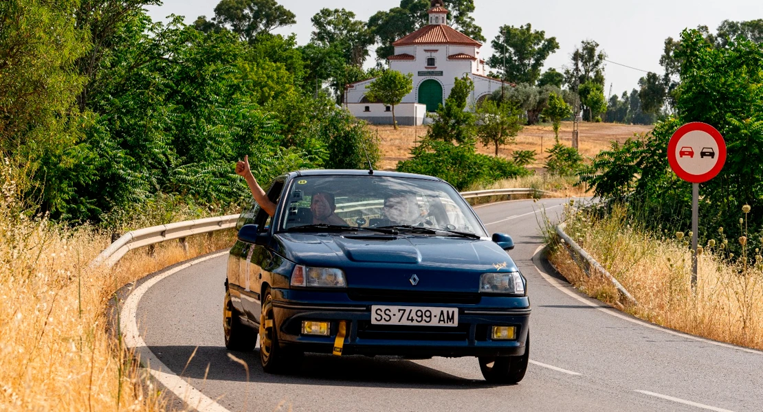 Los abuelos de 4 ruedas hacen historia en el I Rallye de Históricos de Fuente de Cantos