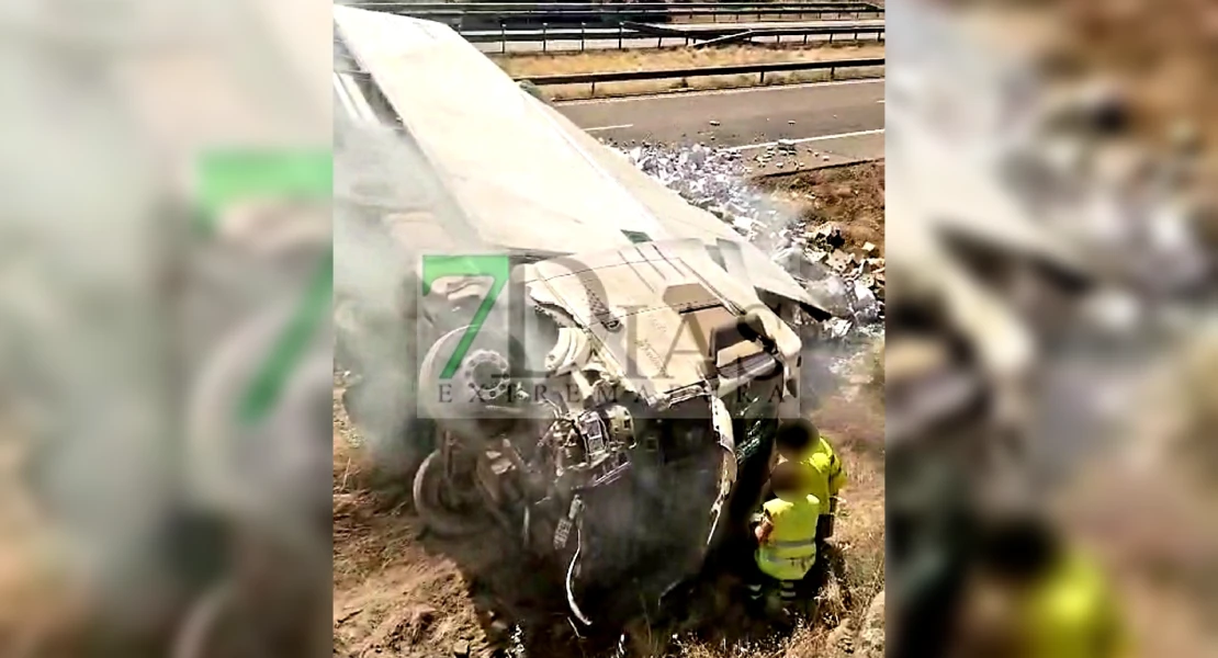 Corte total en la A-5 a su paso por Extremadura tras el vuelco de un tráiler