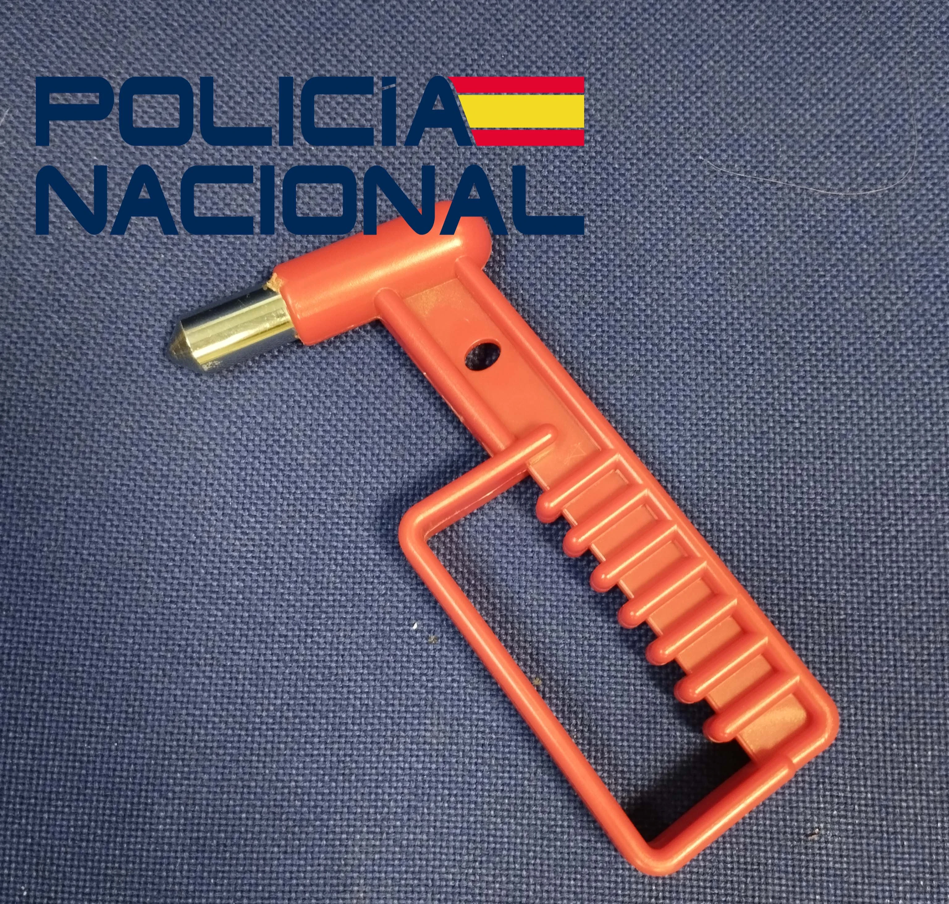 Detenido en Badajoz por varios robos en vehículos: le pillan sustrayendo un martillo rompe vidrios